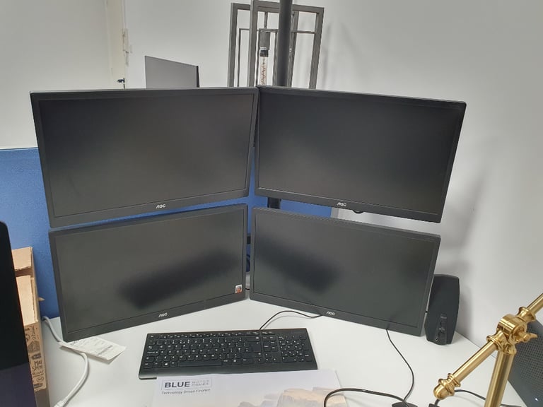 4 monitores NOC de 21,4 pulgadas y soporte de escritorio QUAD.